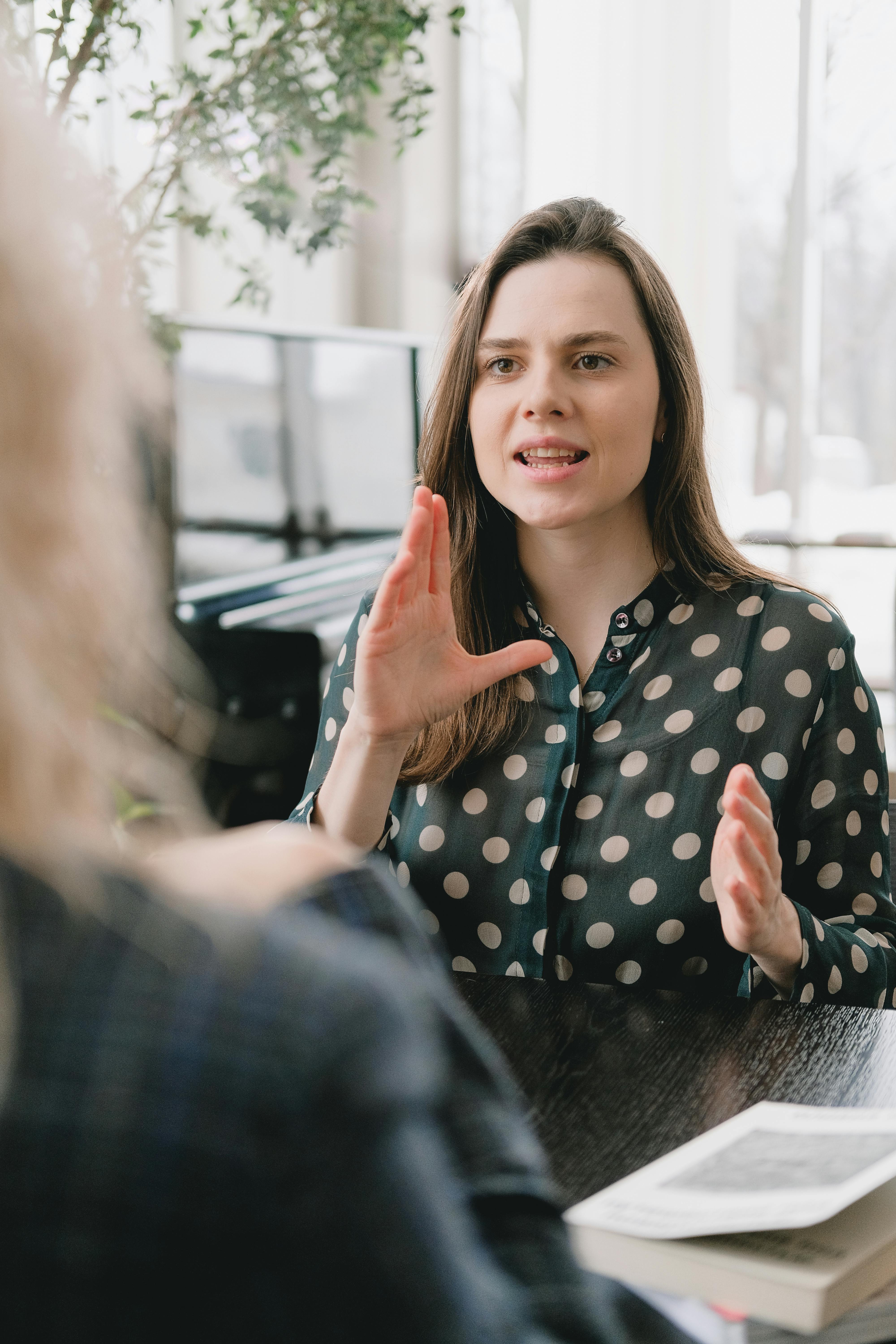 Dos mujeres manteniendo una conversación seria | Fuente: Pexels