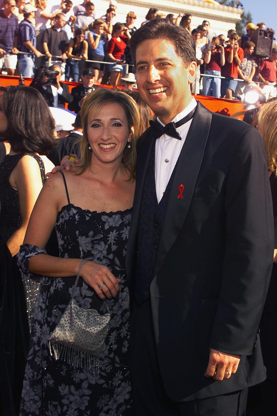 Anna y Ray Romano en la 51ª entrega de los premios Emmy en el Shrine Auditorium de Los Ángeles, el 12 de septiembre de 1999. | Foto: Getty Images