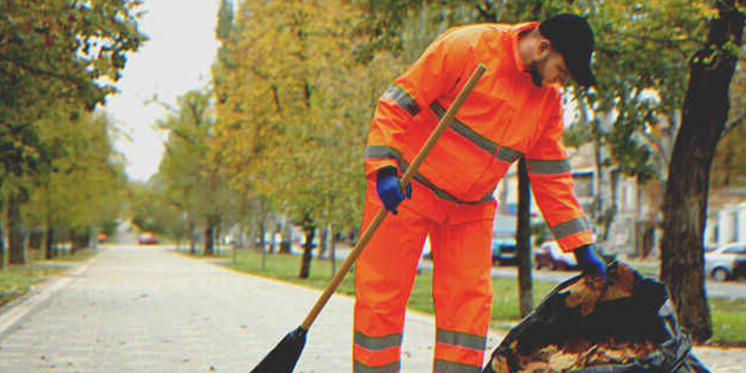 Un hombre limpiando la basura de un parque | Foto: Shutterstock