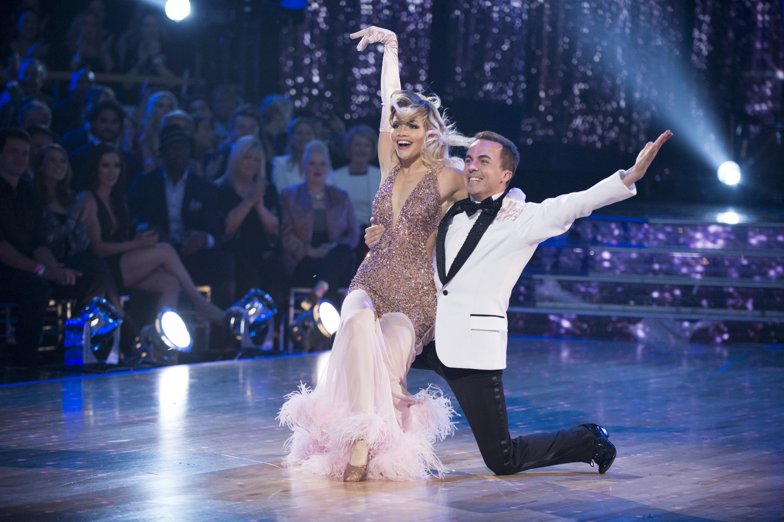 Frankie Muniz y Witney Carson actuando en la temporada 25 de "Dancing with the Stars" el 20 de noviembre de 2017.  | Fuente: Getty Images