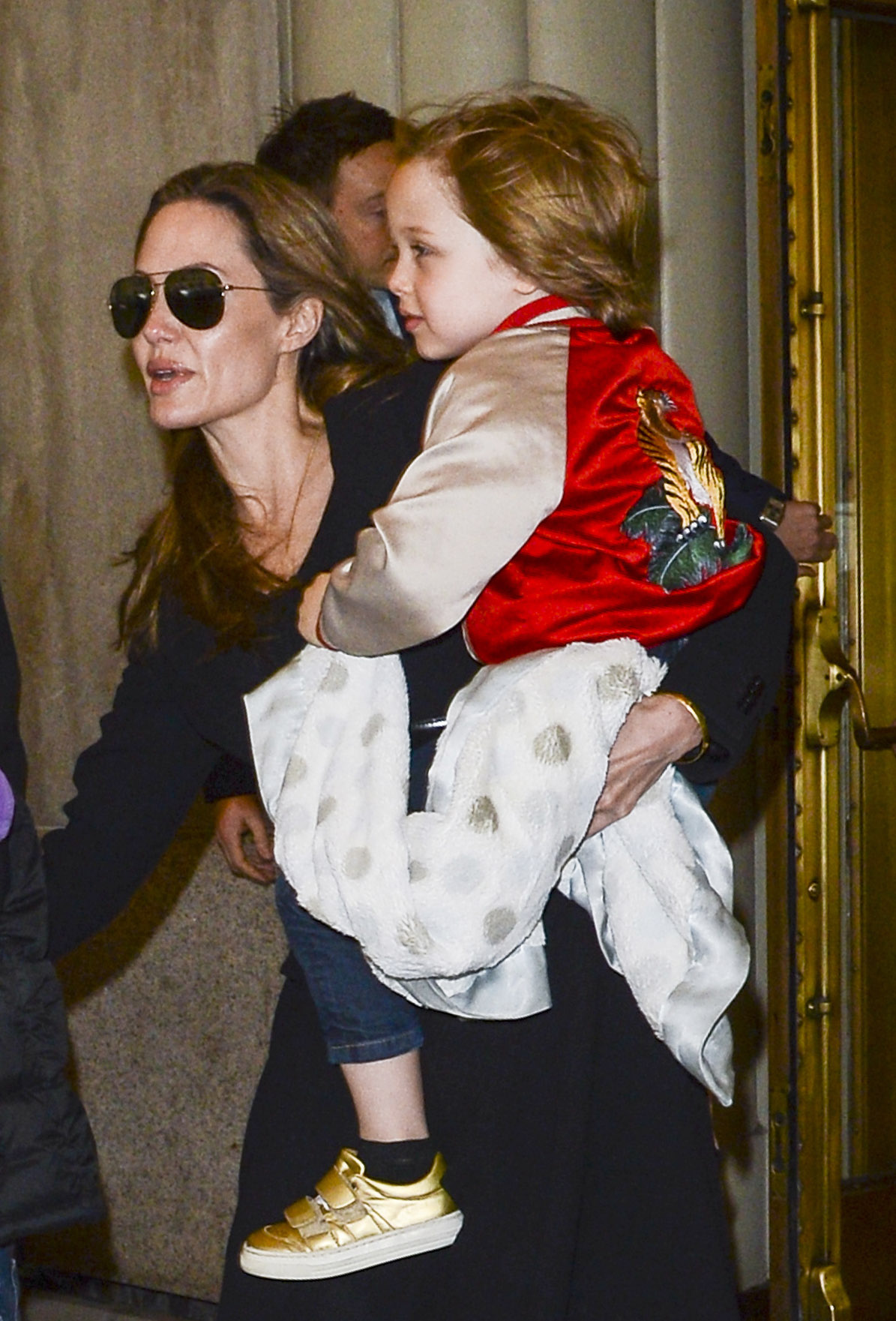 Angelina Jolie y Knox Jolie-Pitt vistos en Nueva York el 5 de abril de 2013. | Fuente: Getty Images