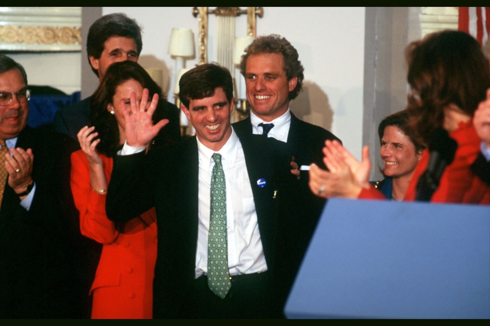 Michael Kennedy saludando a un grupo de personas reunidas en Boston para celebrar la reelección de Edward Kennedy como senador de Massachusetts el 9 de noviembre de 1994. | Fuente: Getty Images