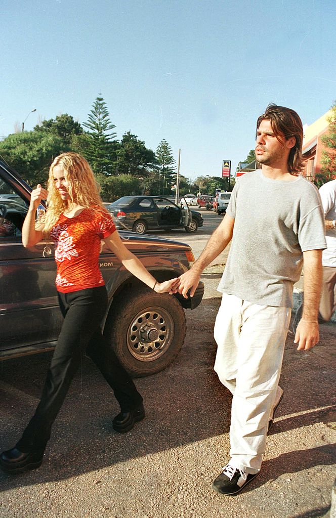 Shakira Mebarak camina con su novio, Antonio de la Rúa, hijo del Presidente de Argentina, Fernando De La Rúa, en Maldonado, Uruguay, 28 de septiembre de 2000. | Fuente: Getty Images