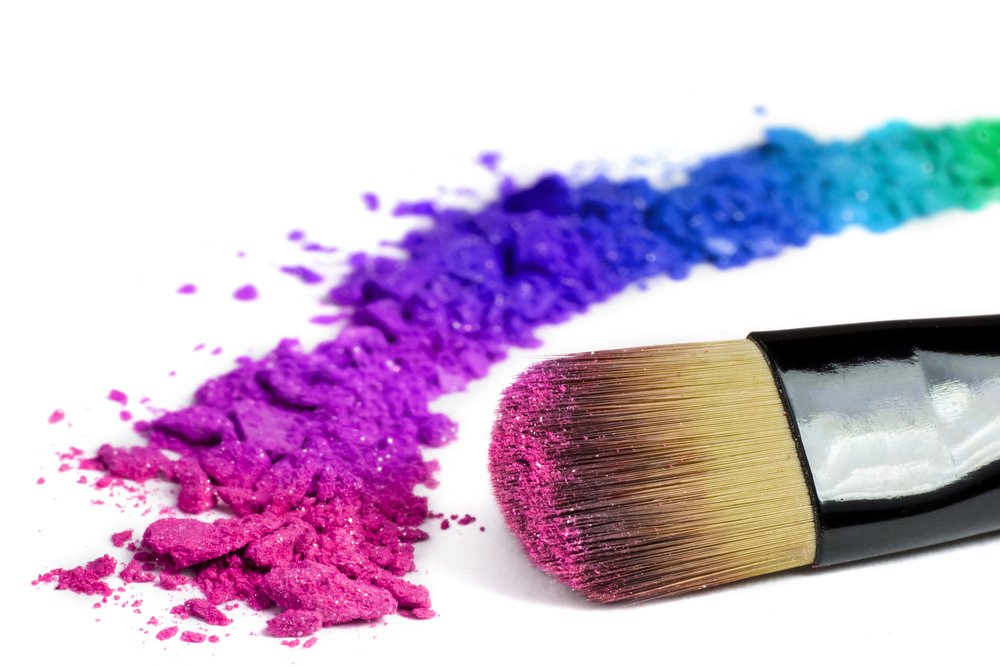 Pincel profesional en pradera de arco iris triturada. | Foto: Shutterstock