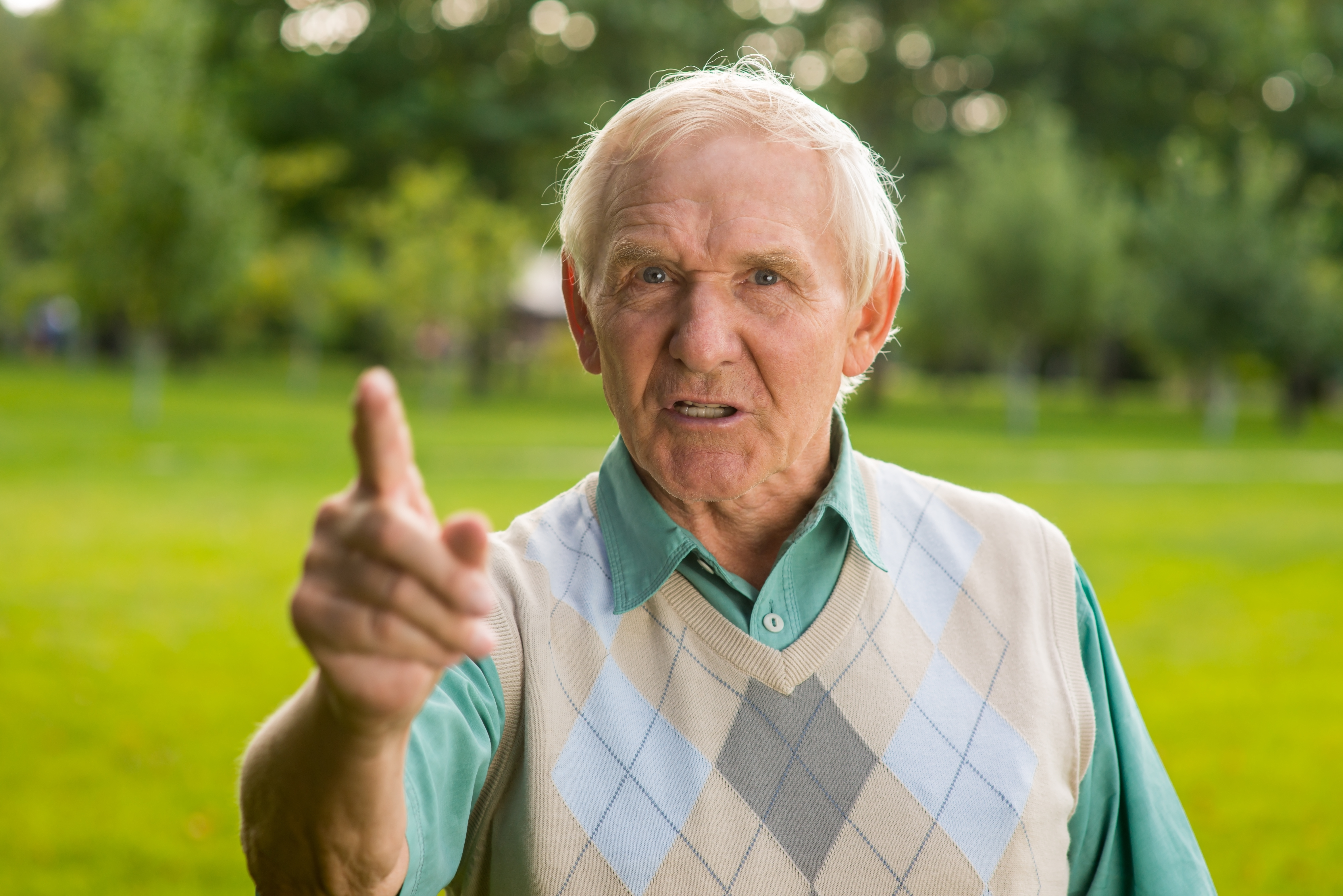 Un anciano enfadado | Fuente: Shutterstock