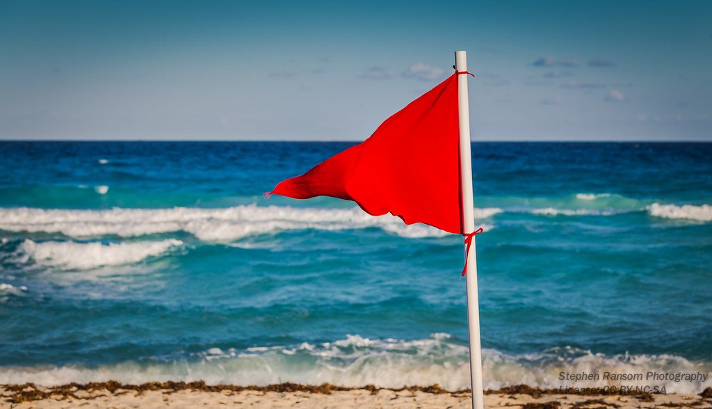 Bandera roja de advertencia en la playa. | Imagen: Flickr