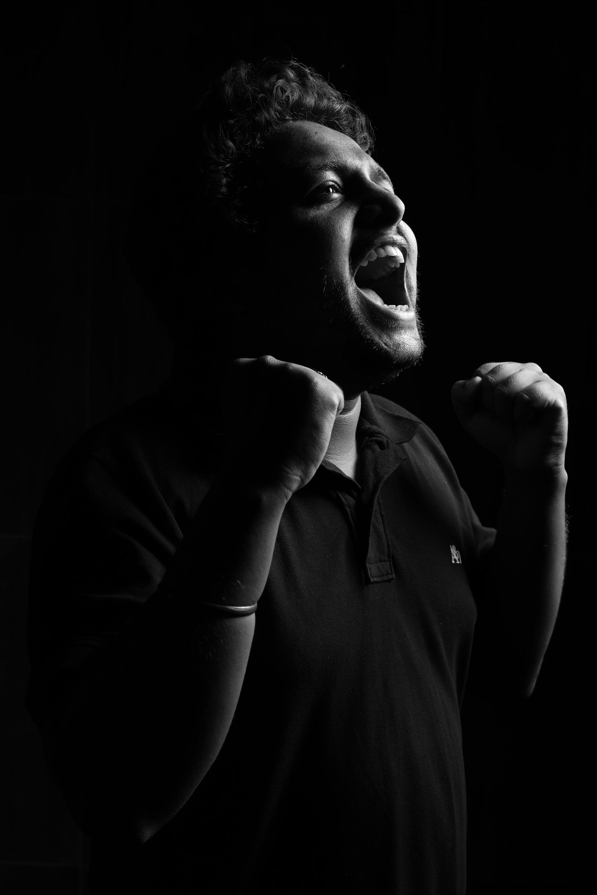Un hombre gritando a alguien | Fuente: Pexels