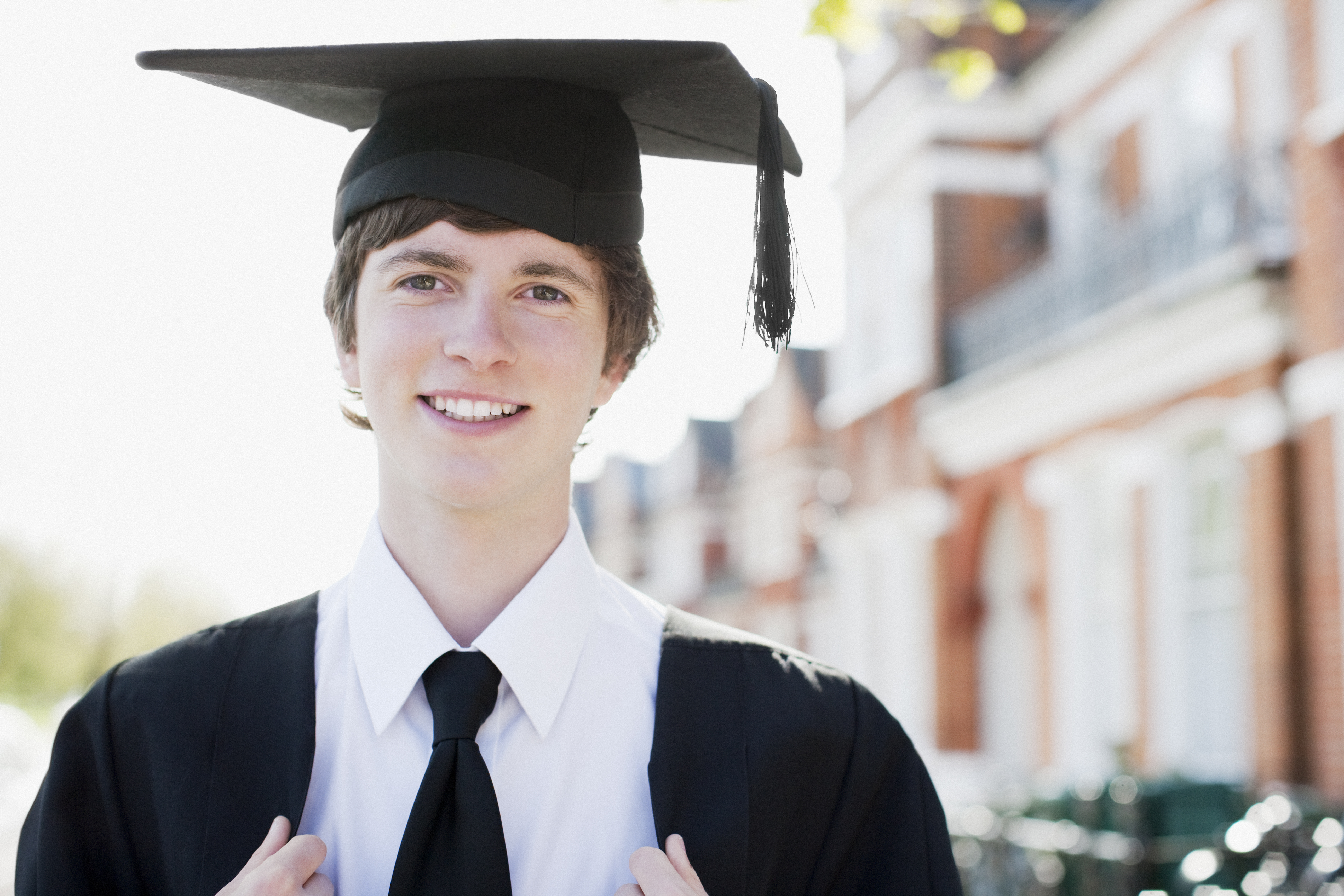 Un joven con toga y birrete de graduación | Foto: Getty Images
