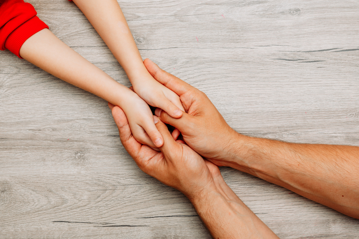 Un hombre de la mano de su hija | Fuente: Freepik