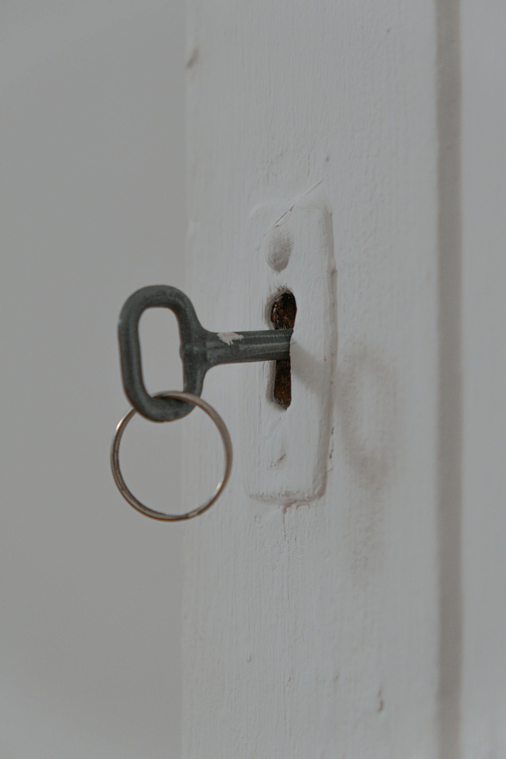 Una llave en el ojo de una cerradura | Fuente: Pexels