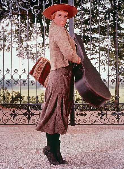 En 1965, la actriz británica Julie Andrews sostiene un estuche de guitarra y un bolso de viaje en una imagen de la película “The Sound of Music”, dirigida por Robert Wise | Fuente: Getty Images