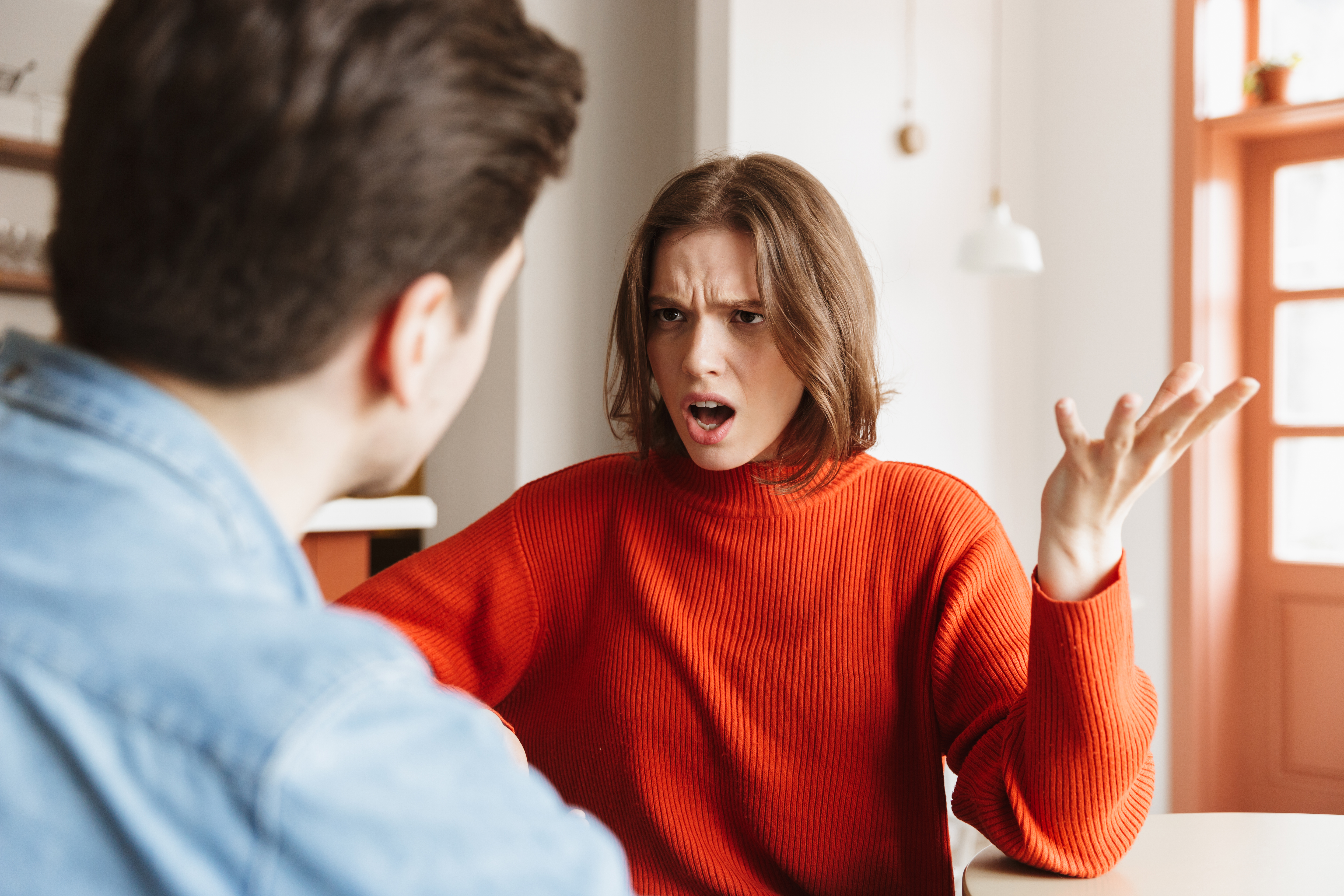 Una mujer se enfada mientras discute con su marido | Fuente: Getty Images