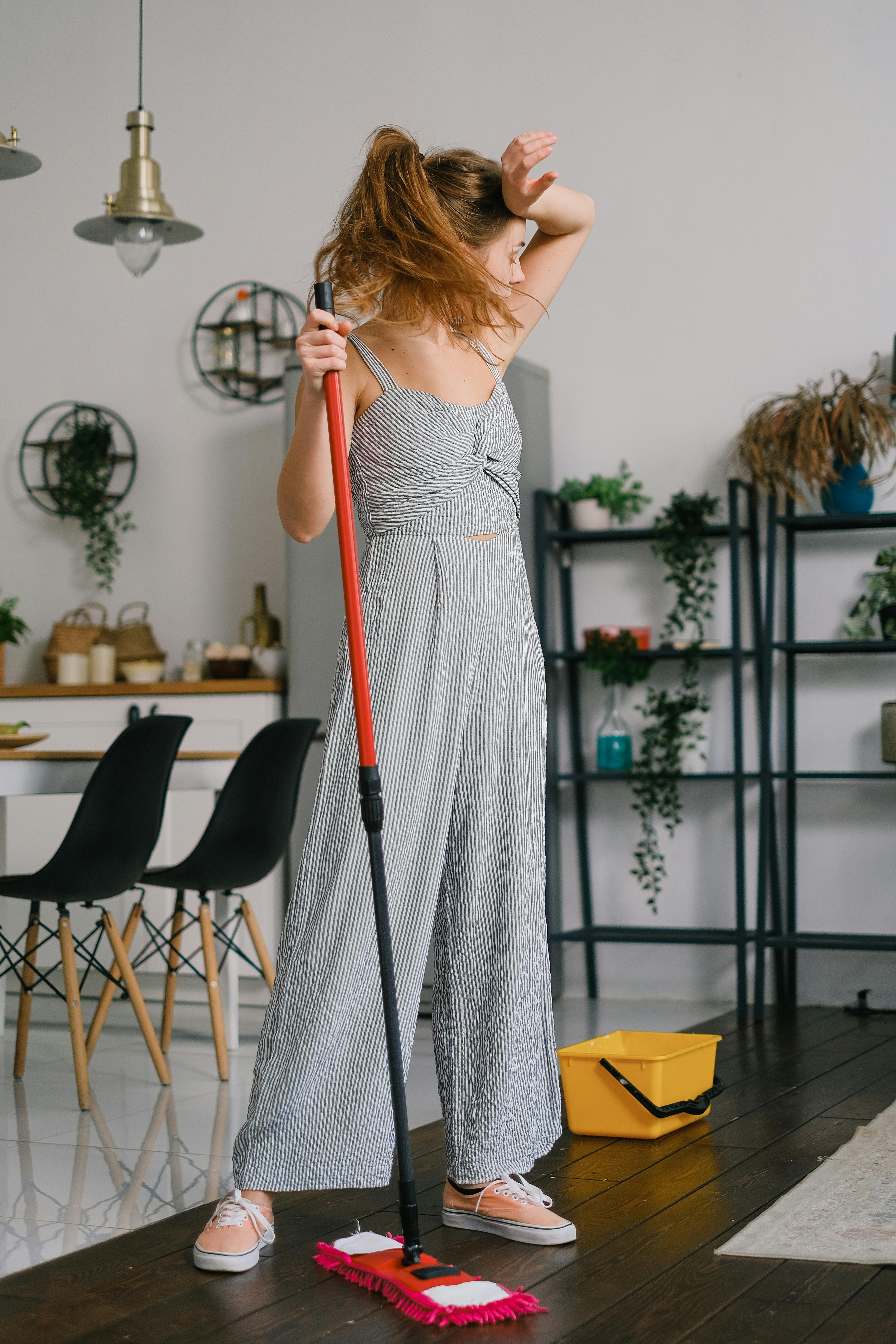 Mujer haciendo las tareas domésticas | Foto: Pexels