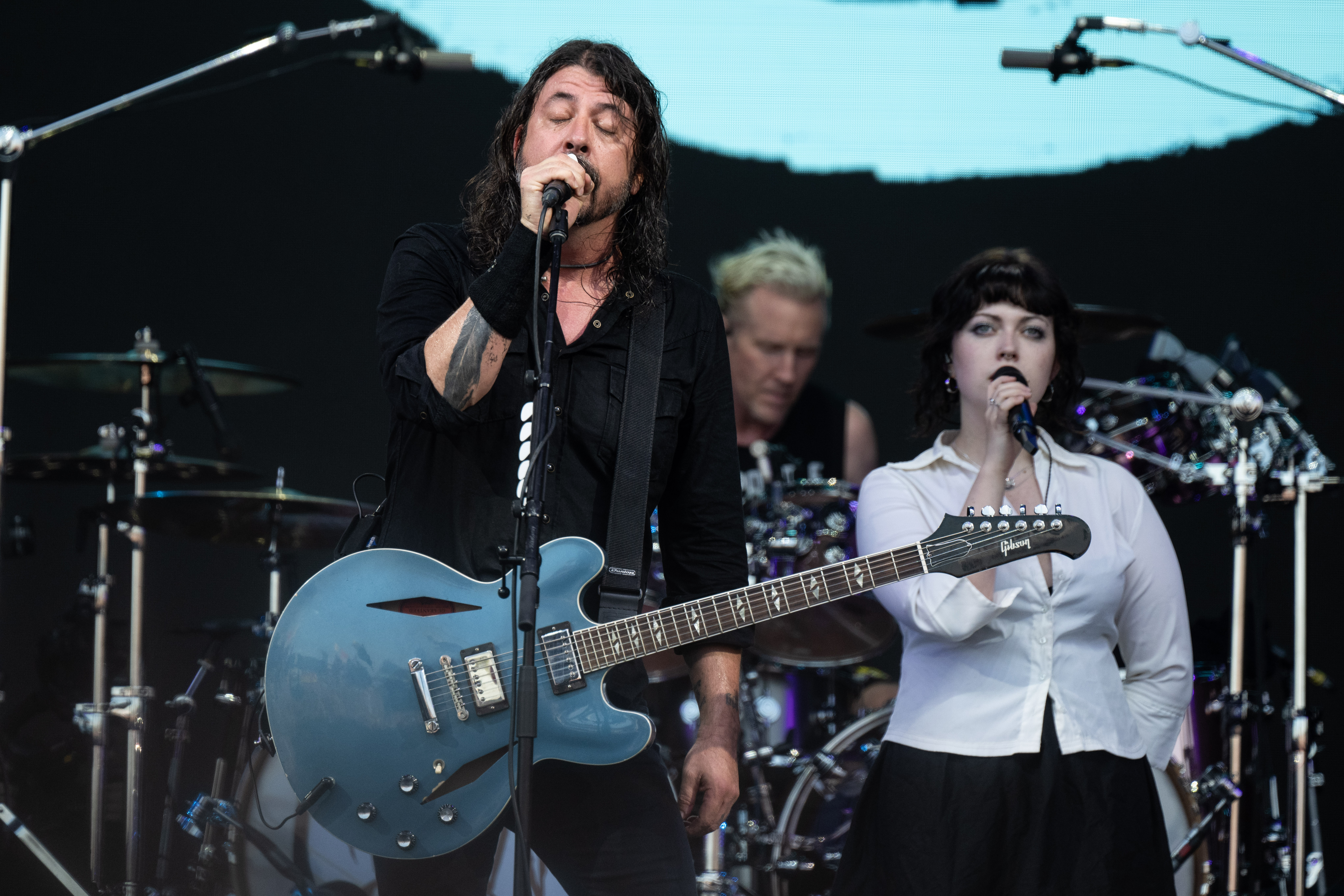 Dave Grohl actúa con su hija Violet Grohl en el escenario The Pyramid Stage durante el tercer día del Festival de Glastonbury 2023, el 23 de junio de 2023, en Glastonbury, Inglaterra. | Fuente: Getty Images