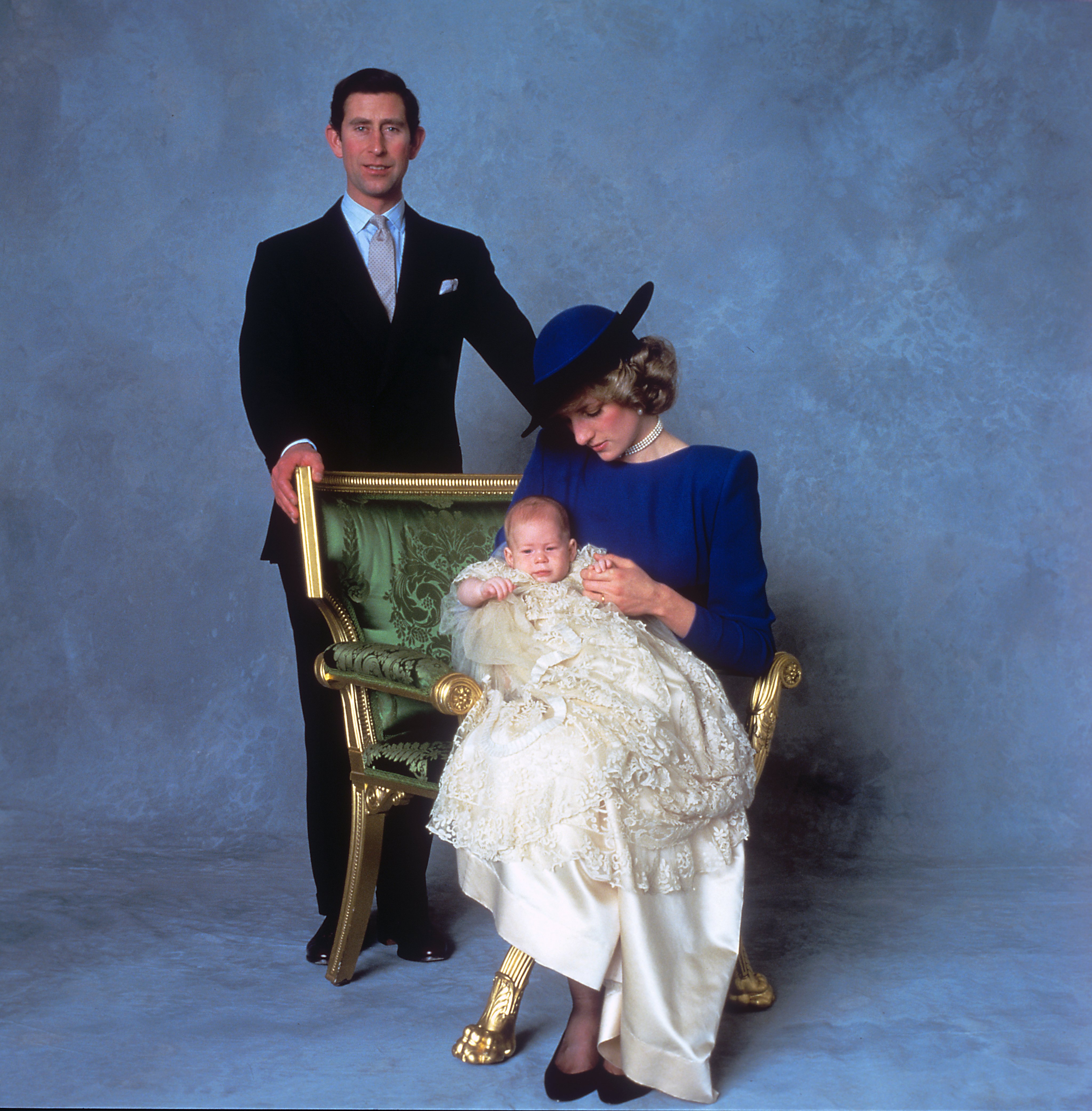 El príncipe Charles, la princesa Diana y el príncipe Harry tras el bautizo del pequeño en la capilla de San Jorge en Windsor el 21 de diciembre de 1984. | Foto: Getty Images