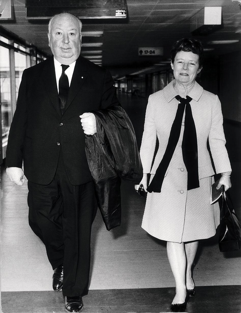 Alfred Hitchcock y Alma llegan al aeropuerto de Heathrow procedentes de París en septiembre de 1969. | Fuente: Getty Images