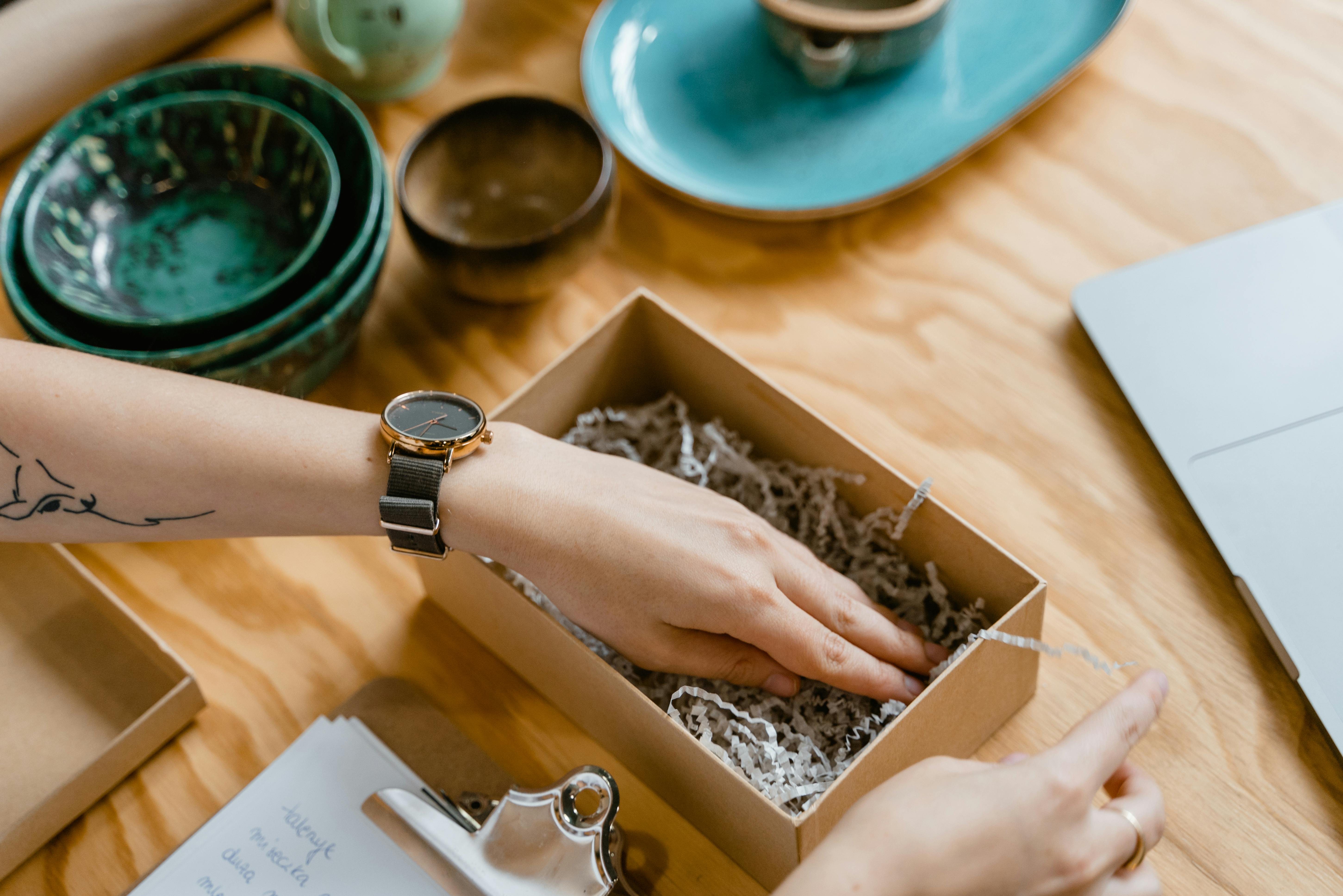 Mujer empaquetando un regalo | Fuente: Pexels