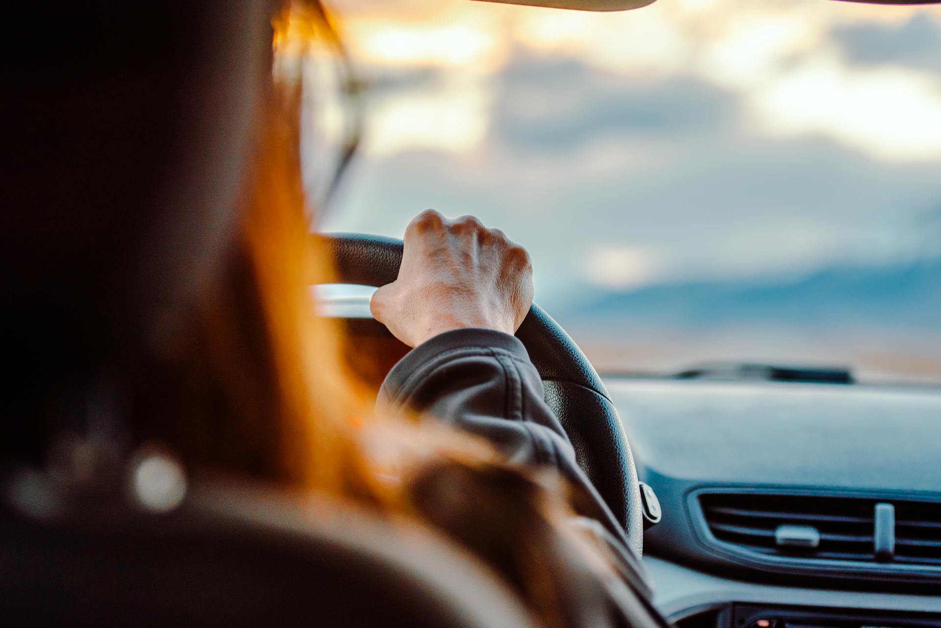 Una mujer conduciendo un automóvil | Foto: Pexels