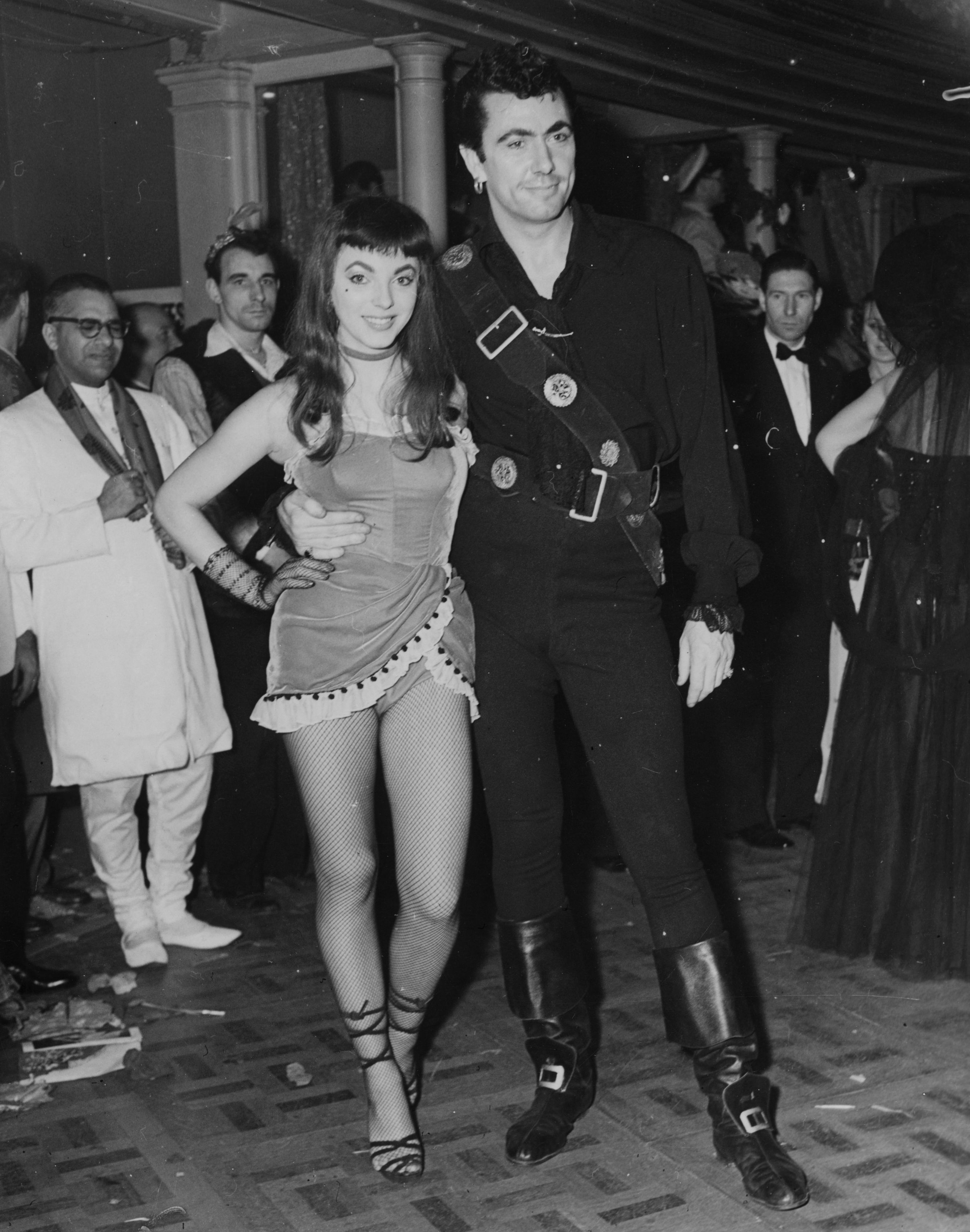 Joan Collins y Maxwell Reed en el Chelsea Arts Ball de Londres el 1 de enero de 1953. | Fuente: Getty Images