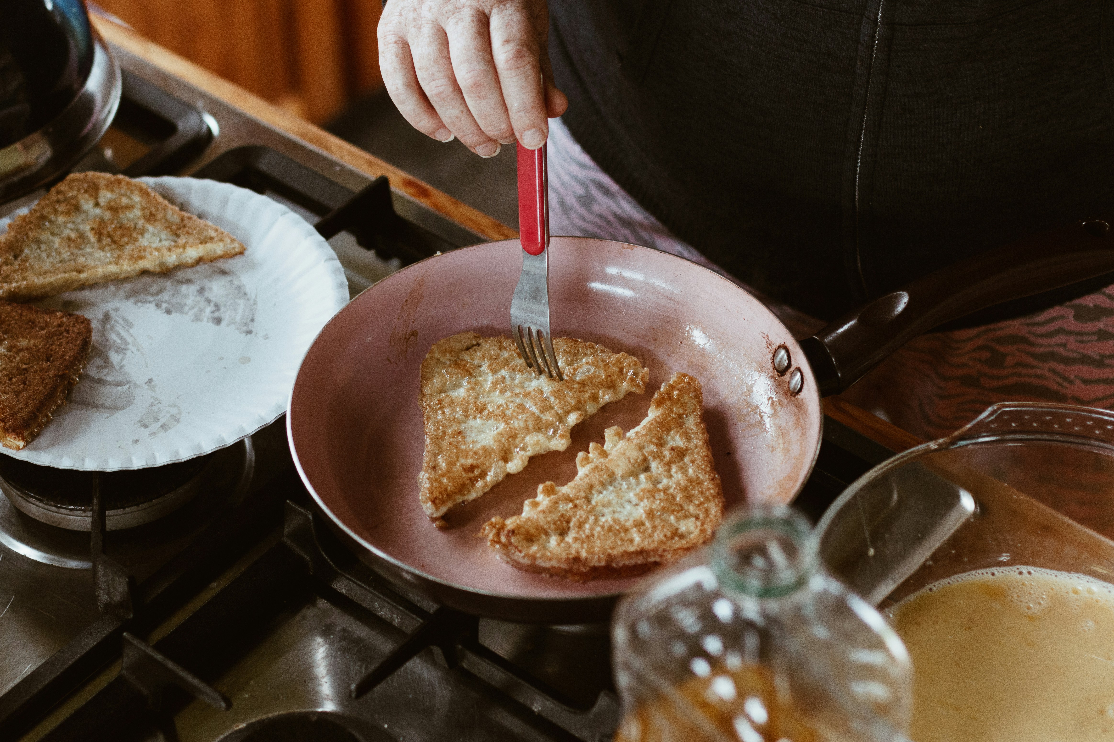 Una persona cocinando | Fuente: Unsplash