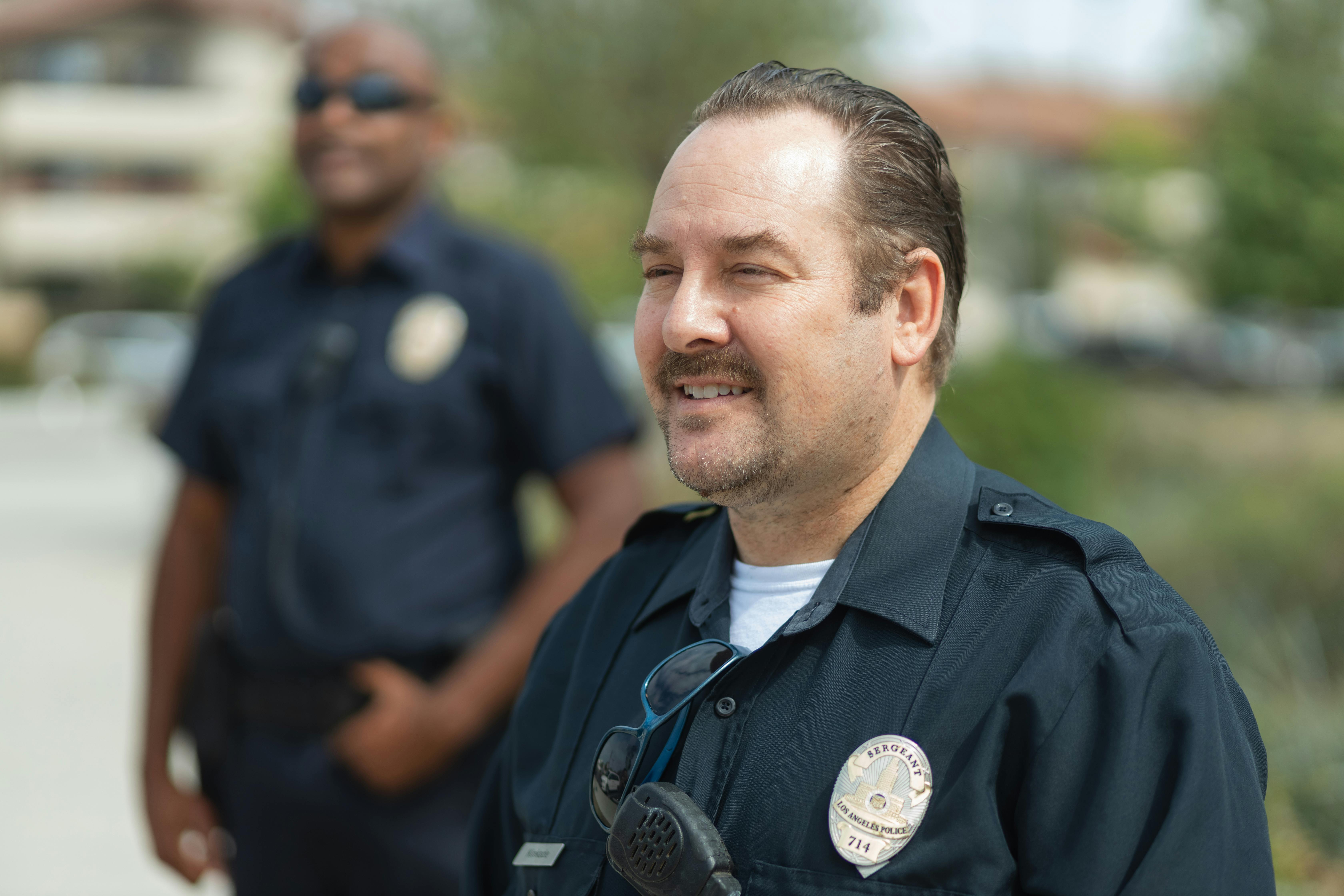 Un policía sonriente | Fuente: Pexels