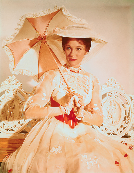 Julie Andrews interpretando al personaje principal de “Mary Poppins” | Fuente: Getty Images