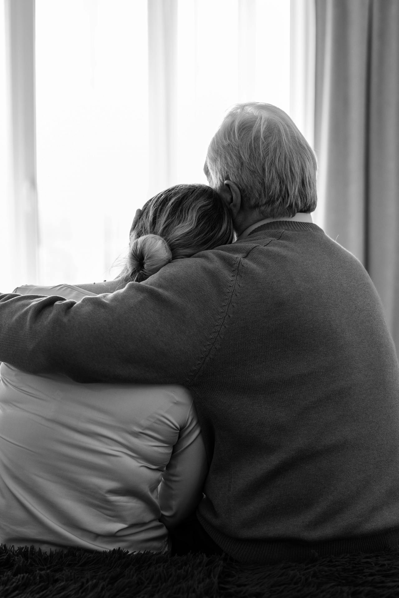 Una mujer apoyada en el hombro de su pareja mientras la abraza | Fuente: Pexels