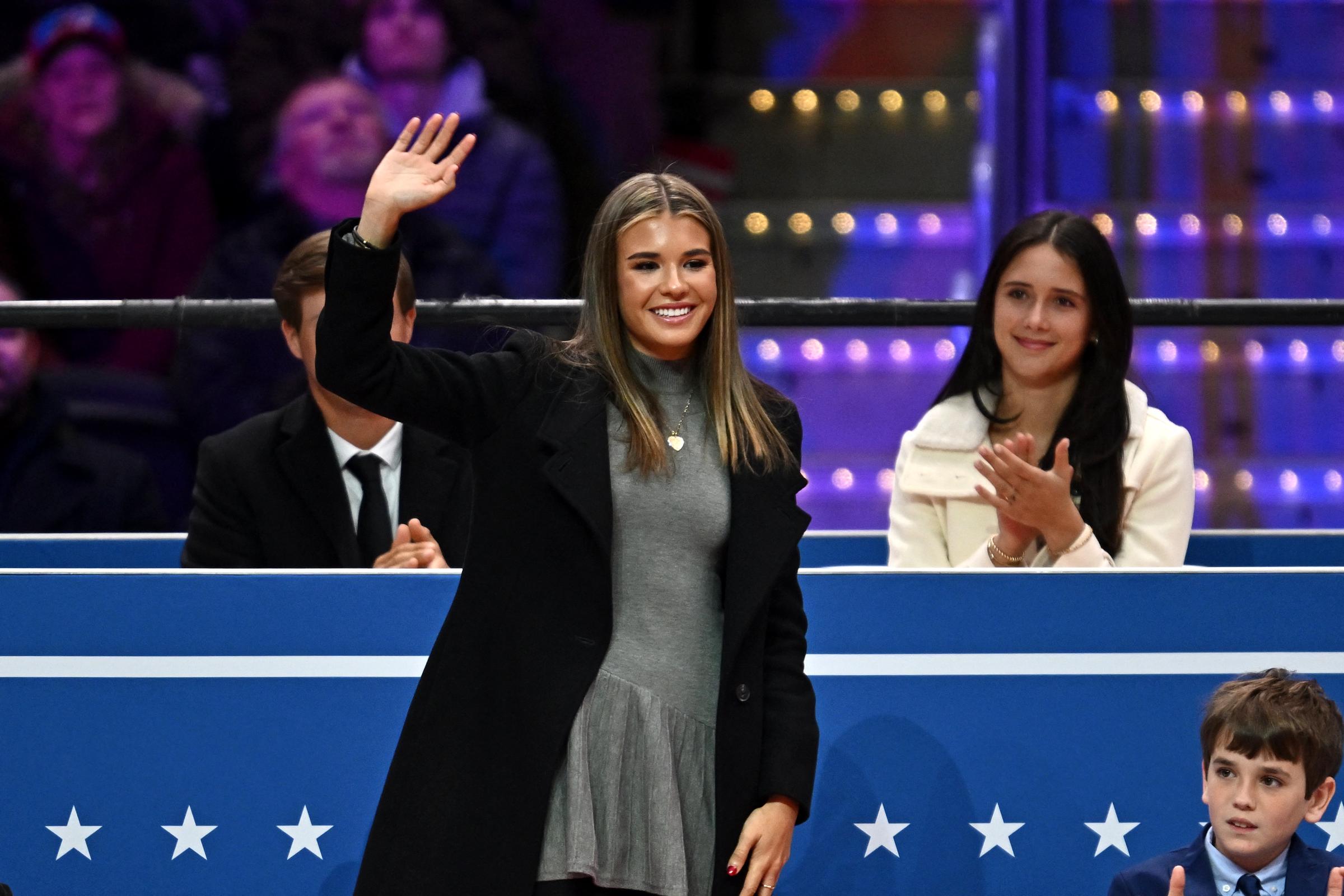 Kai Madison Trump gesticula durante el desfile inaugural el 20 de enero de 2025, en Washington, D.C. | Fuente: Getty Images