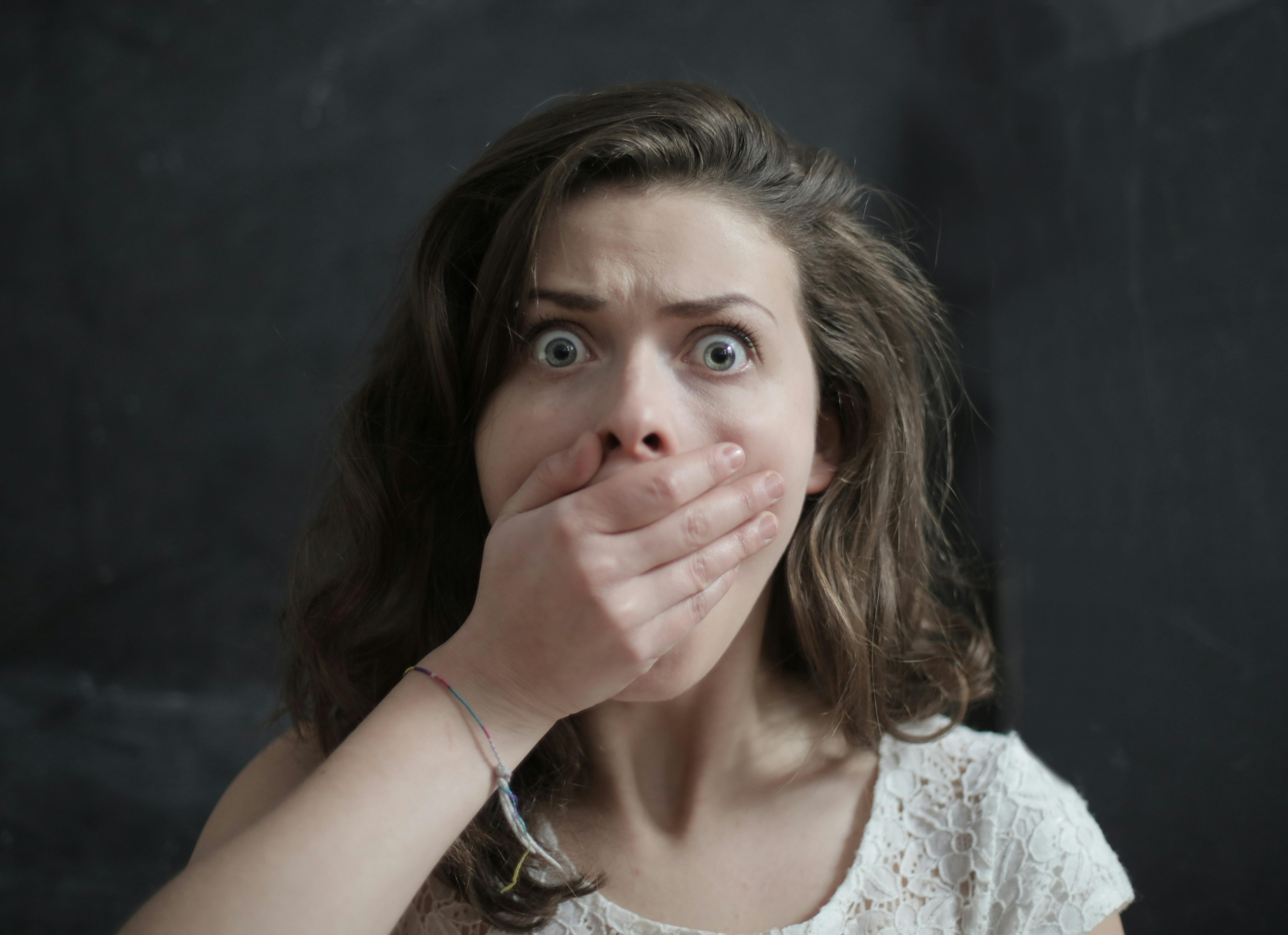 Una mujer se tapa la boca en estado de shock | Fuente: Pexels