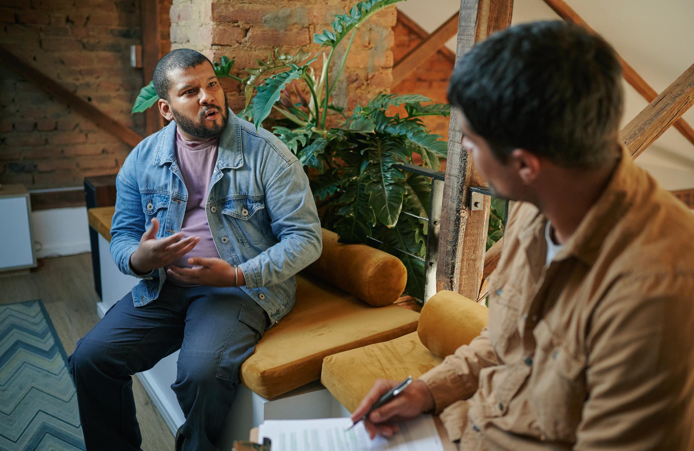 Dos amigos conversando | Fuente: Getty Images