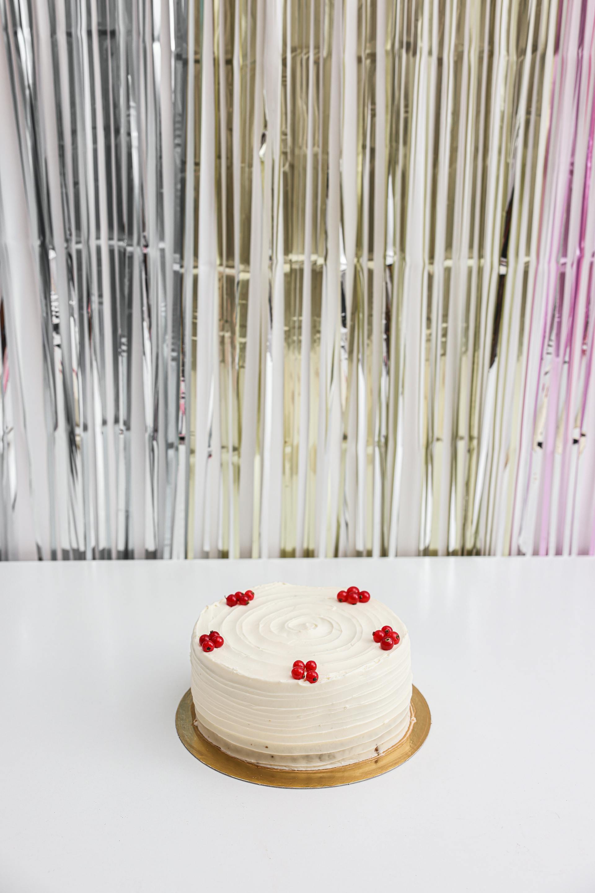Un Pastel blanco sobre una mesa | Fuente: Pexels