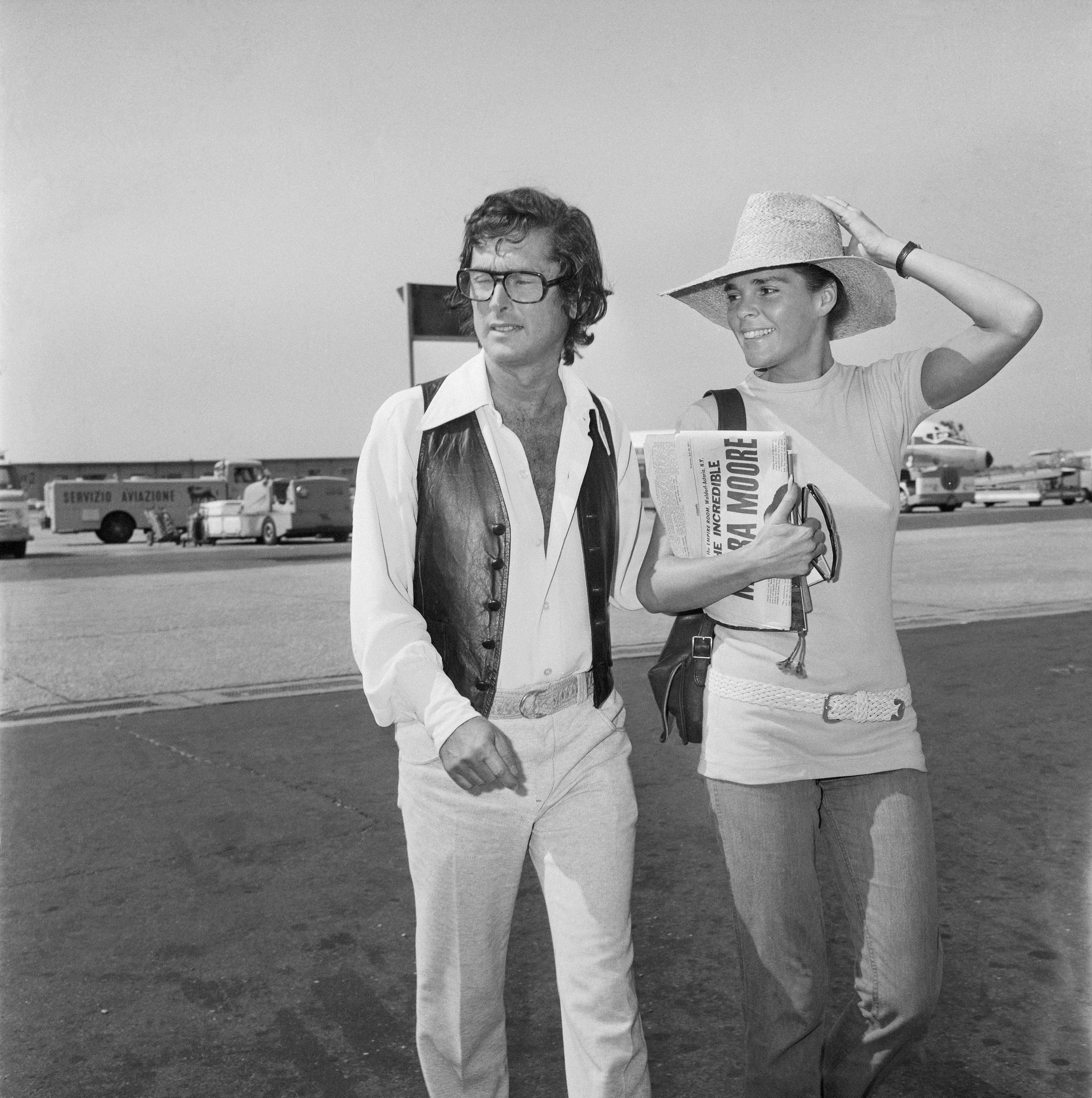 Robert Evans con la actriz llegando a un aeropuerto de Roma en 1971 | Fuente: Getty Images