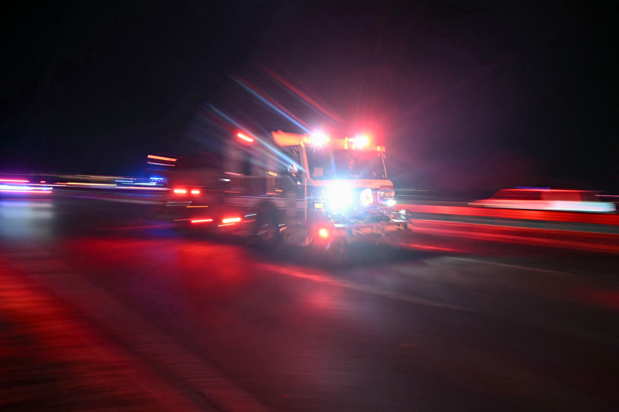 Un camión de bomberos se dirige hacia el río Potomac, cerca del Aeropuerto Nacional Reagan, tras un accidente aéreo en Washington, DC, el 29 de enero de 2025 | Fuente: Getty Images