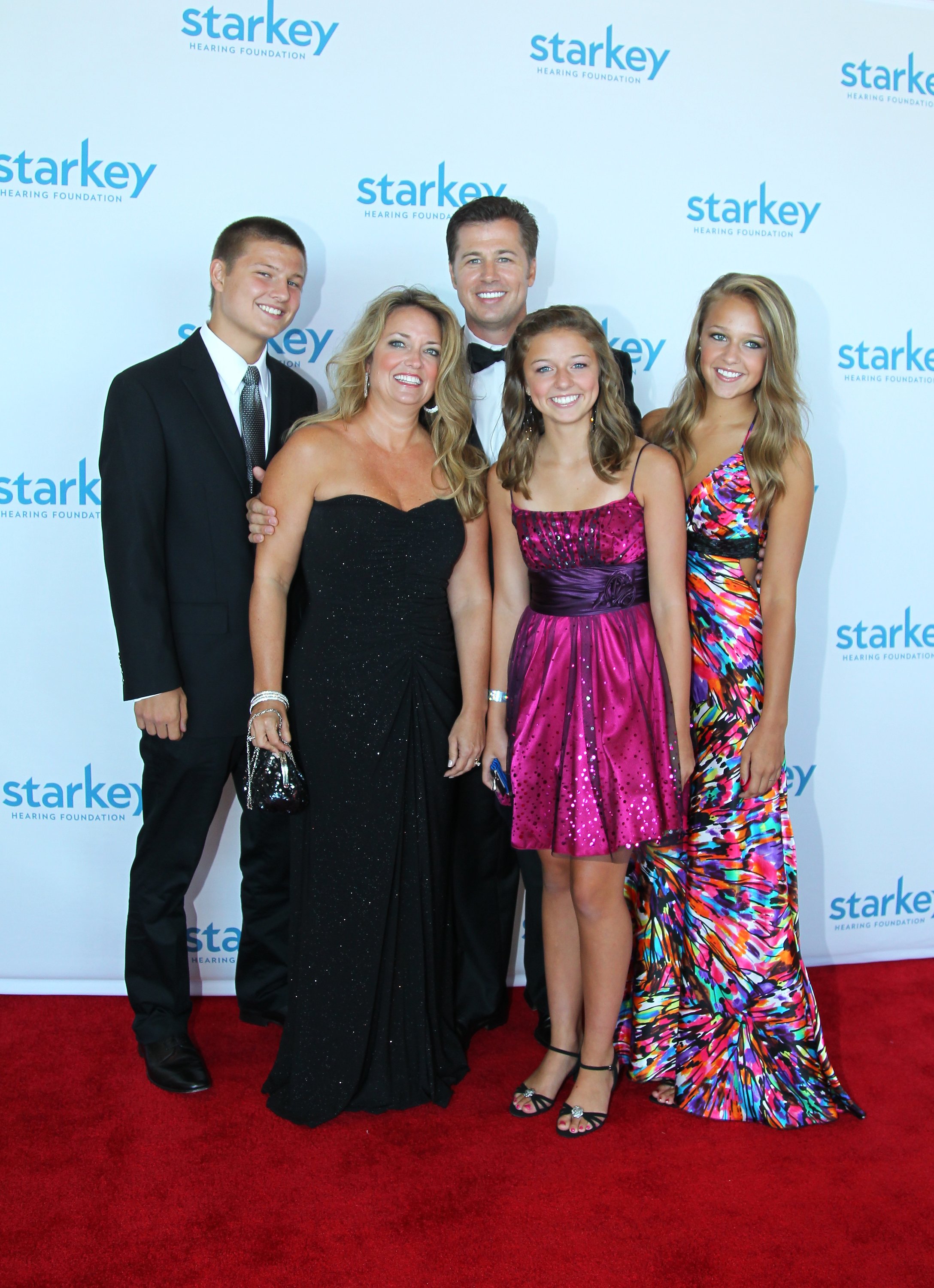 Doug Pitt y su familia posando en la alfombra roja el 20 de julio de 2014 | Fuente: Getty Images