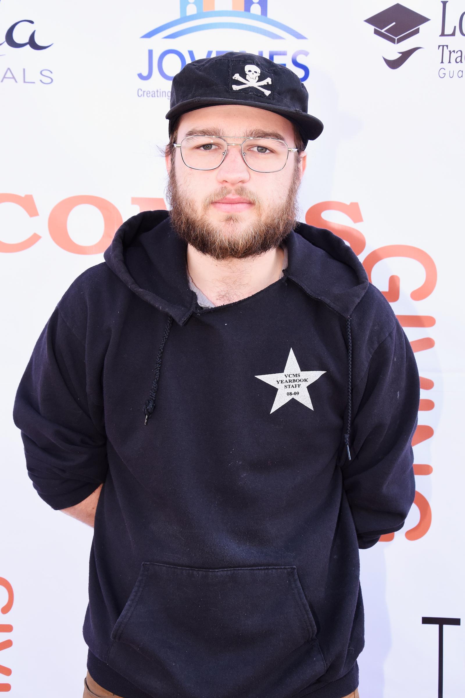 Angus T. Jones asiste al 1er Festival Anual Combsgiving el 22 de noviembre de 2016, en Los Ángeles, California. | Fuente: Getty Images