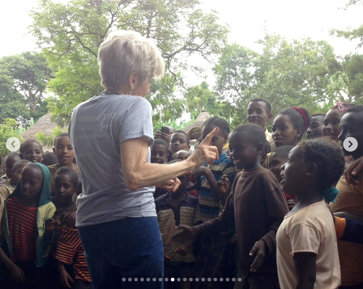 Jane Etta Pitt aparece en una foto hablando con niños etíopes, fechada el 6 de agosto de 2025 | Fuente: Instagram/pidney