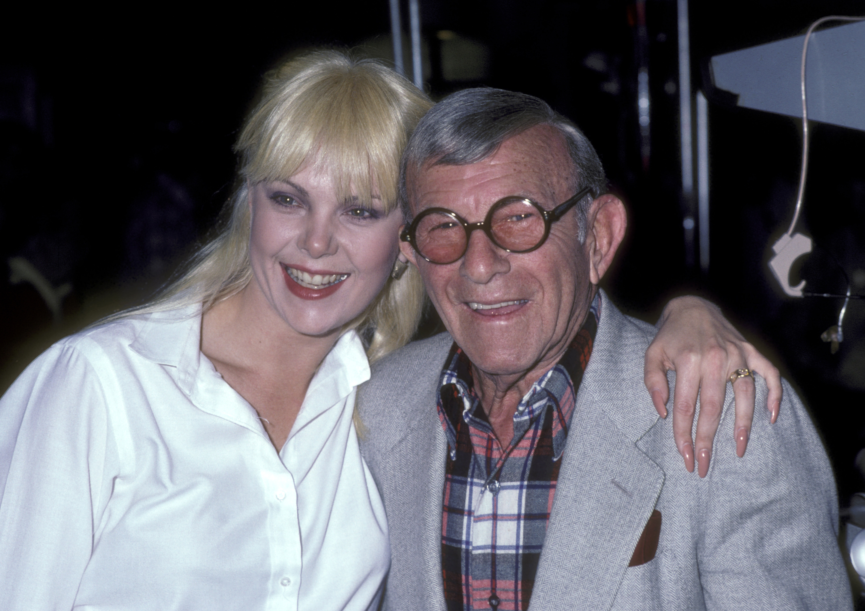 Ann Jillian y George Burns asisten a la grabación del especial de televisión de Bob Hope en el que se burla de los nominados a los Premios de la Academia - Bob Hope se ríe con los Premios del Cine, el 20 de marzo de 1982, en Burbank, California | Fuente: Getty Images