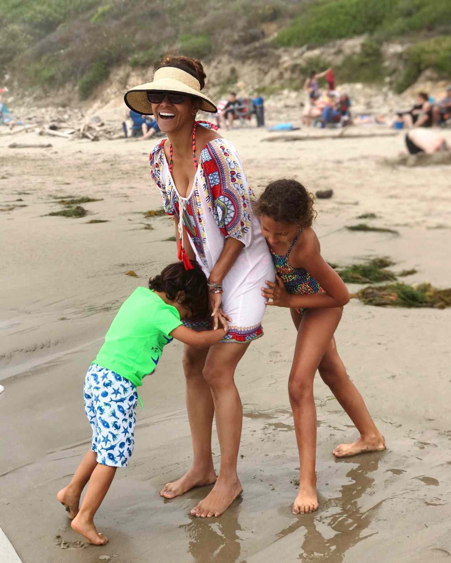 Halle Berry disfrutó de un divertido día de playa con sus dos hijos, Nahla y Maceo, que se llevan cinco años. Los hermanos fueron fotografiados riendo y abrazados a su madre. | Fuente: Instagram vía @halleberry