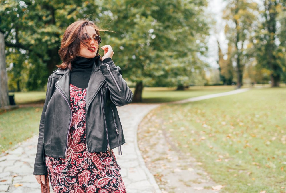 Mujer con vestido bohemio y chaqueta de cuero. | Foto: Shutterstock