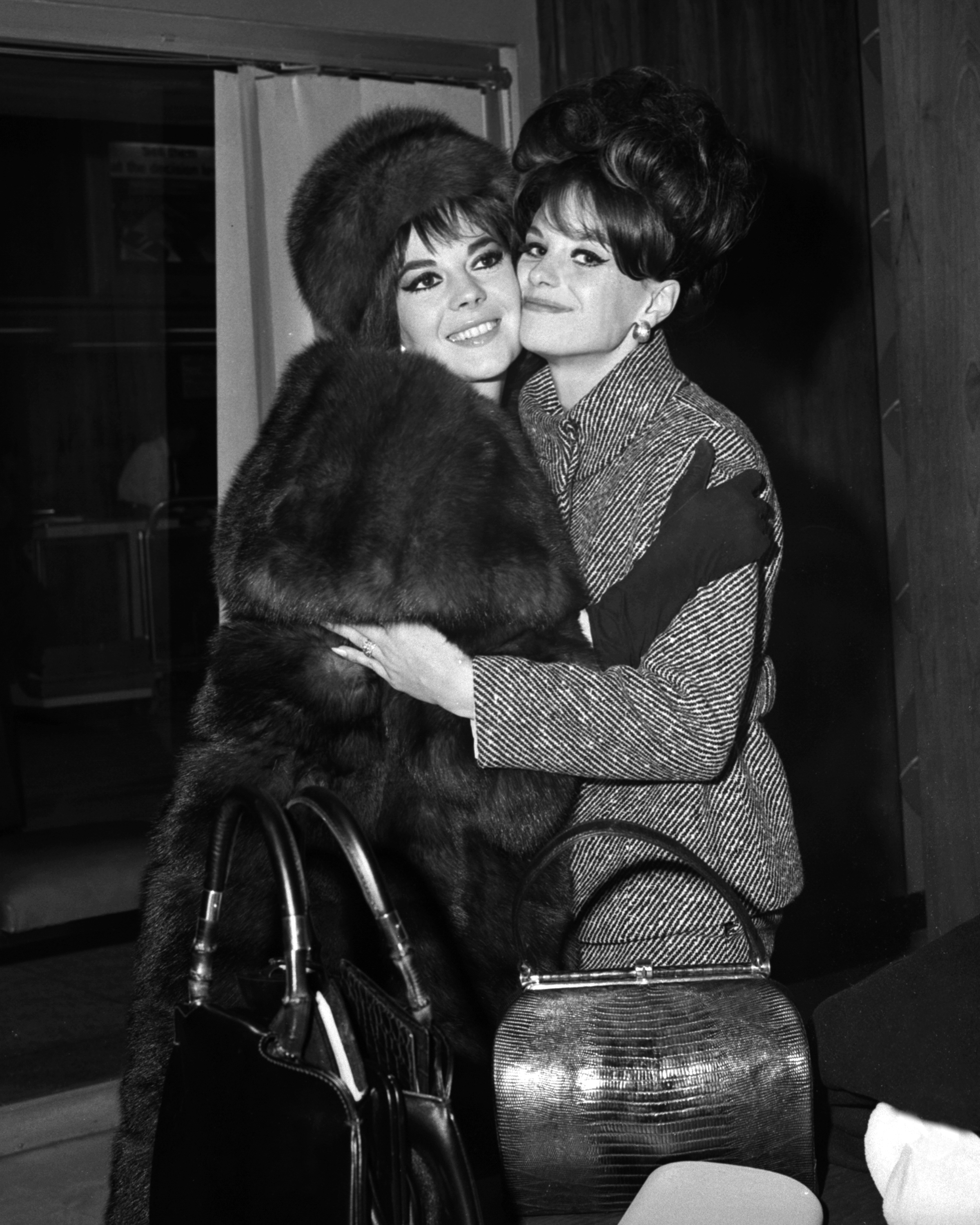 Natalie y Lana Wood en el aeropuerto Kennedy, el 19 de enero de 1965. | Fuente: Getty Images