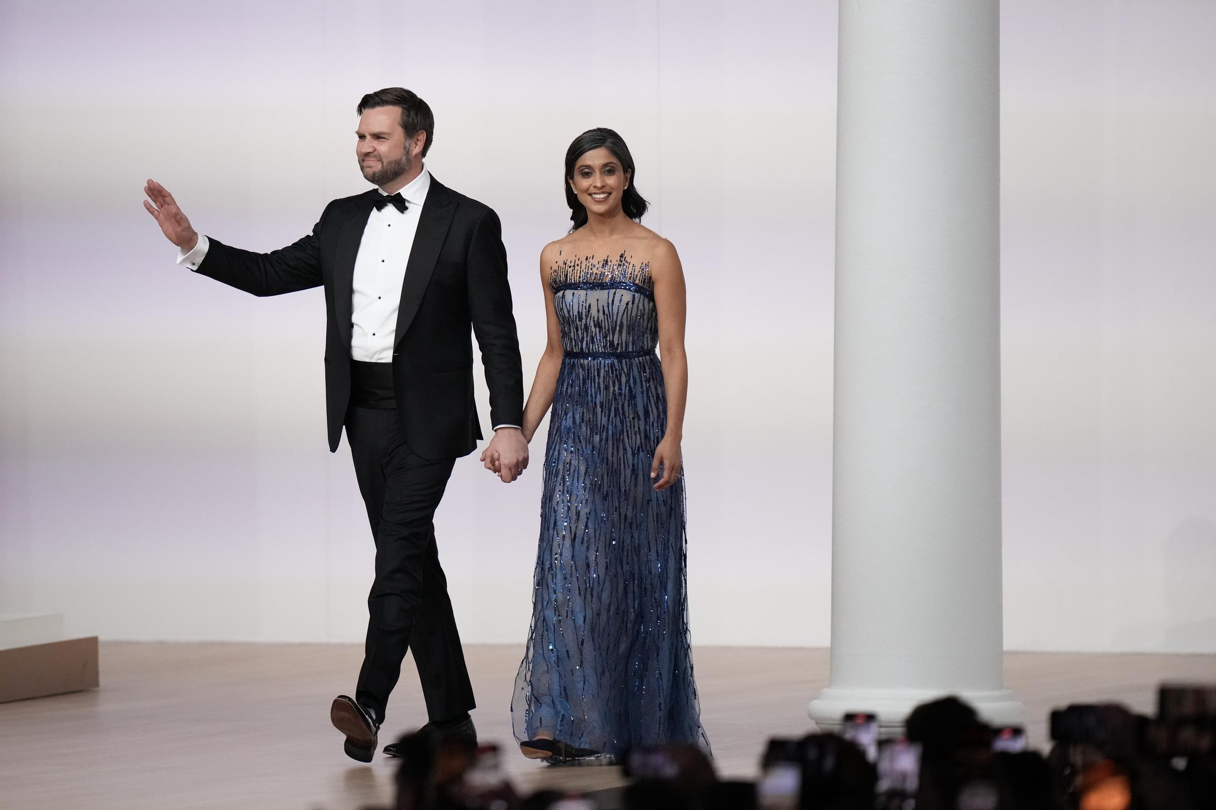 El vicepresidente JD Vance y su esposa Usha Vance asisten al Baile del Comandante en Jefe el 20 de enero de 2025 en Washington, DC. | Fuente: Getty Images