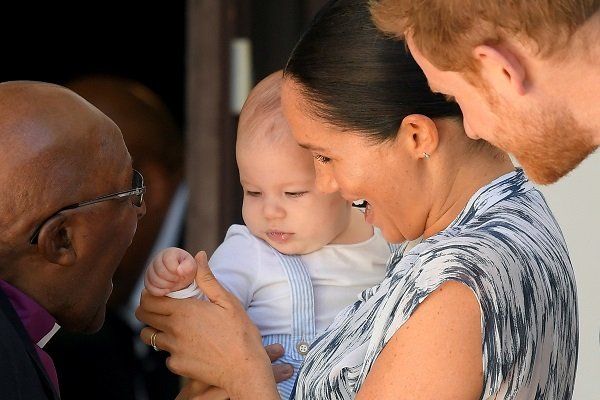 El príncipe Harry, la duquesa Meghan, su bebé Archie y el arzobispo Desmond Tutu el 25 de septiembre de 2019 en Ciudad del Cabo, Sudáfrica. | Foto: Getty Images