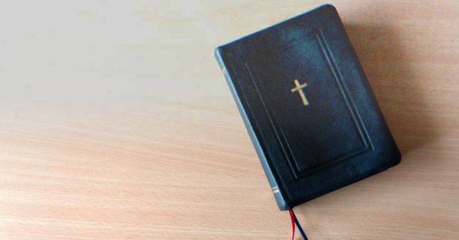 Una biblia sobre una mesa | Fuente: Shutterstock