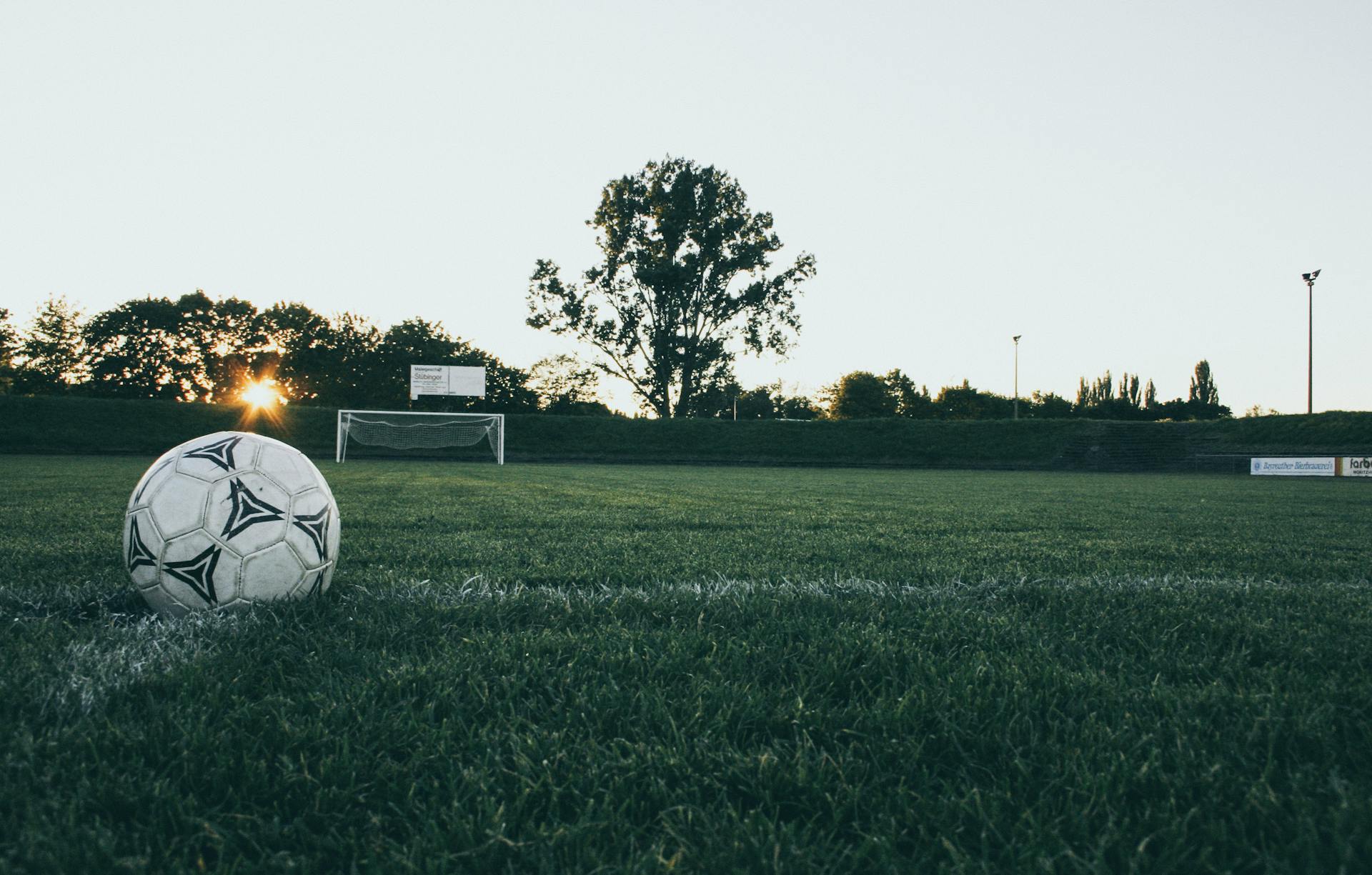 Una pelota de fútbol en una cancha | Fuente: Pexels