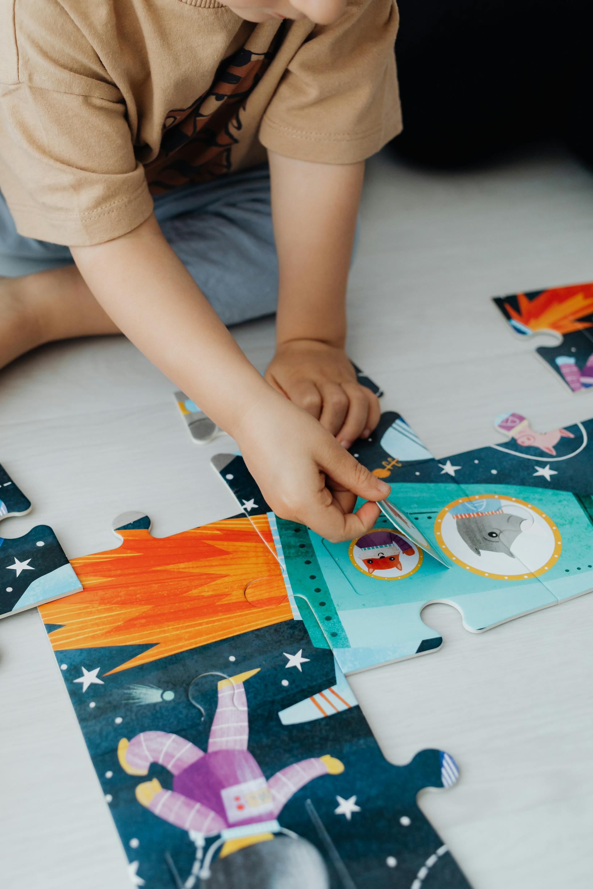 Primer plano de un niño haciendo un puzzle | Fuente: Pexels