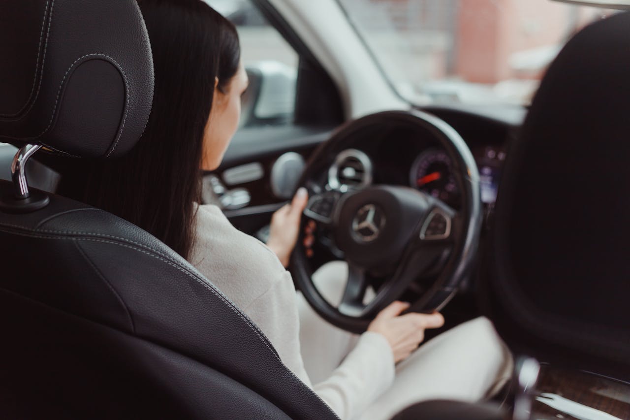 Una mujer sentada en un automóvil | Fuente: Pexels