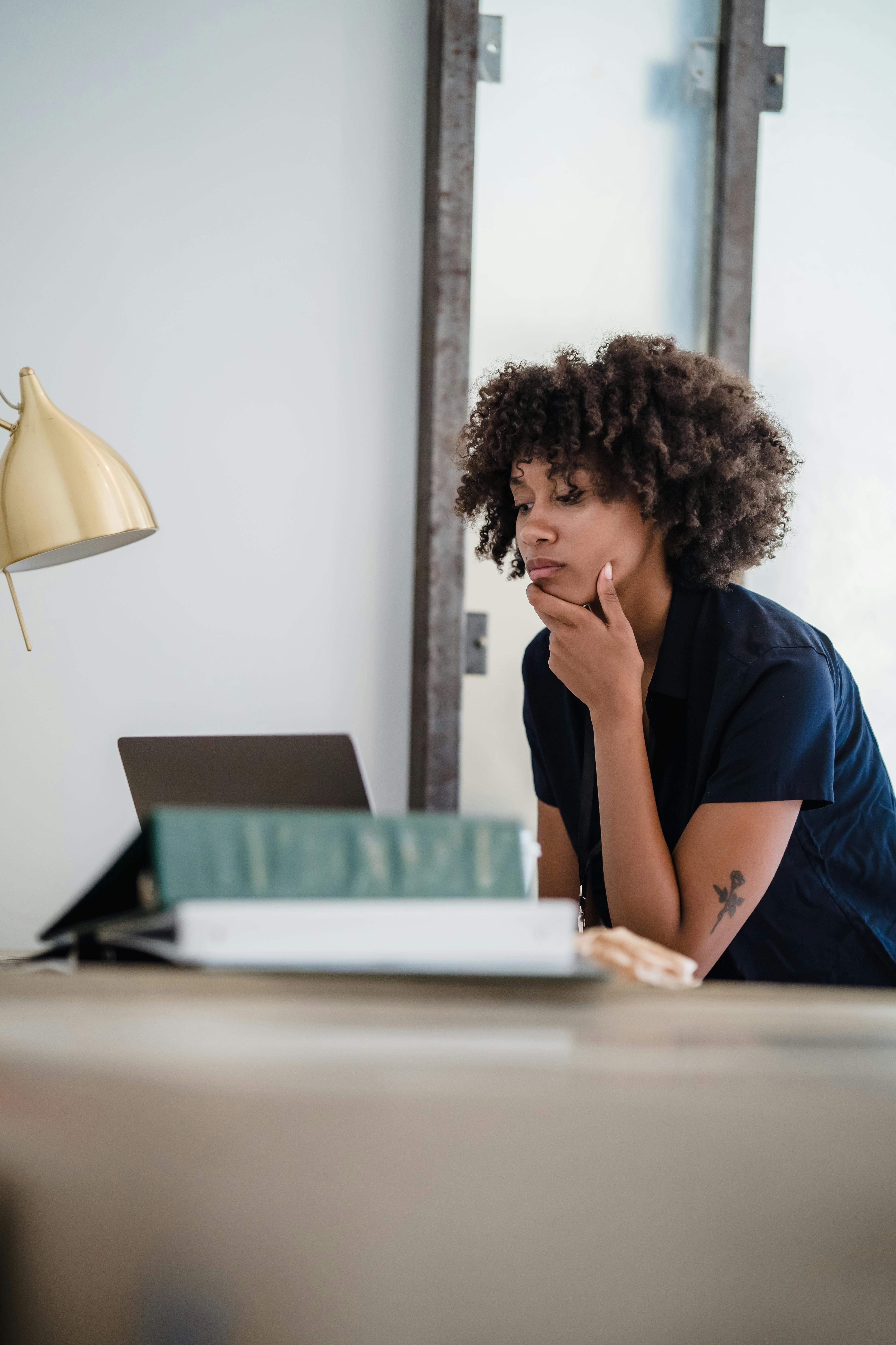 Una mujer perdida en sus pensamientos | Fuente: Pexels