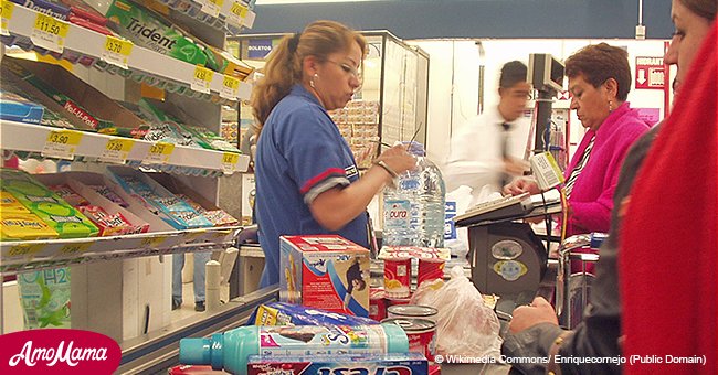 Cajero de supermercado fue grosero con una abuela, pero la mujer resultó ser mucho más fuerte