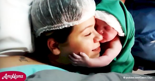 Bebé recién nacida no dejaba de abrazar la cara de su madre después de conocerla por primera vez