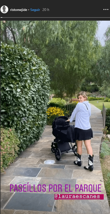 Laura Escanes paseando a su hija Roma en cochecito por el parque. | Imagen: Instagram/ristomejide